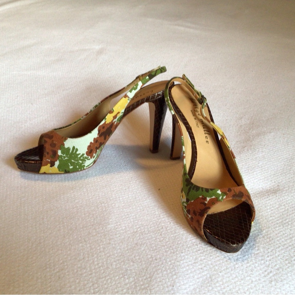NIB  Bettye Muller authentic flower sandals